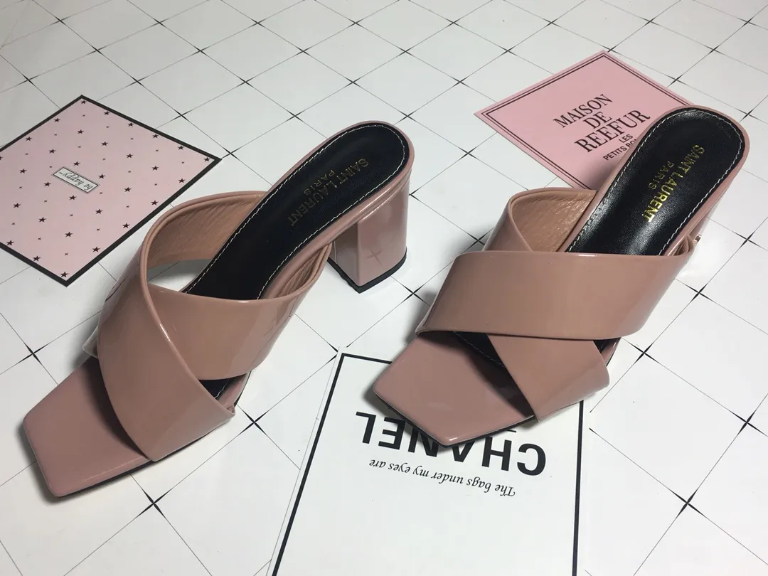 👟👟Ex-factory price 340👟👟 Genuine leather base +40 7CM heel cow patent leather series. 2018 Saint Laurent YSL’s strongest new cross-strap slippers are available in two heel heights. They are 7CM and 9CM respectively. The fabric is made of cowhide. The lining is made of first-layer sheepskin. Size: 34-41 (size 42 can be customized). It is very stable when walking and does not lose its heel.